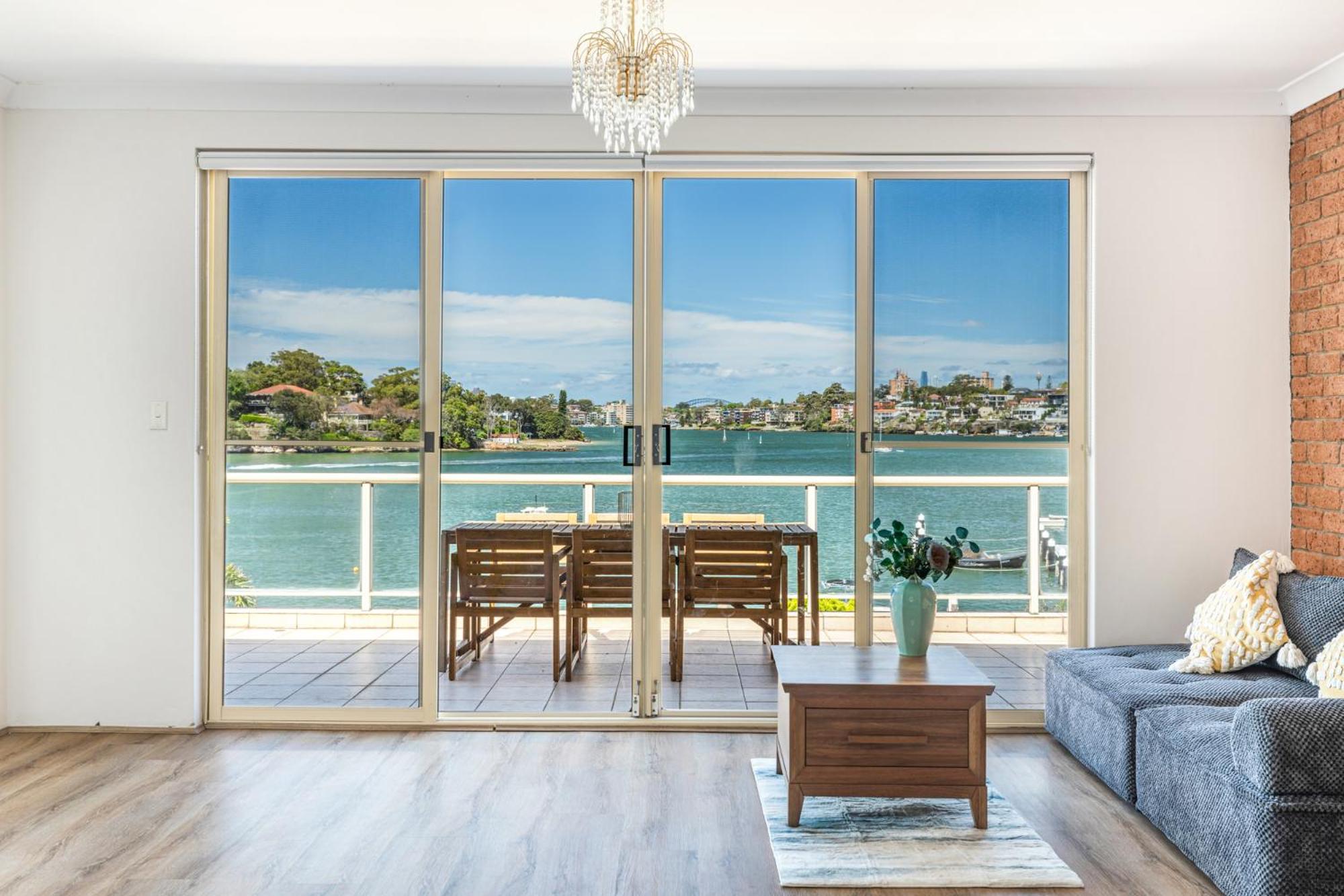 Stunning Waterfront Townhouse With Shared Swimpool, Harbour View And Free P Casa vacanze Sydney